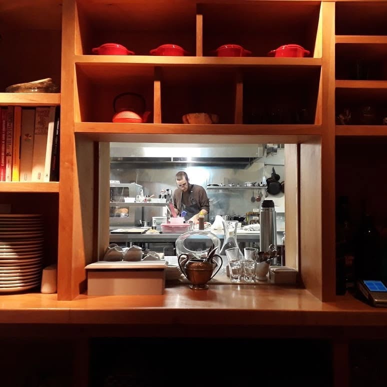 Emanuel en la cocina de Ánima, en los inicios del restaurante