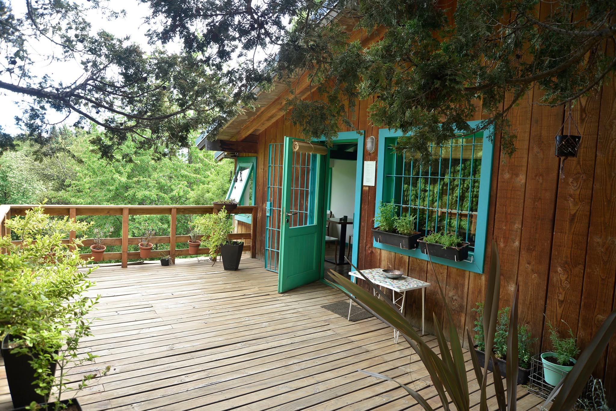 La terraza de Ánima, en el kilómetro 18 del Circuito Chico, Bariloche
