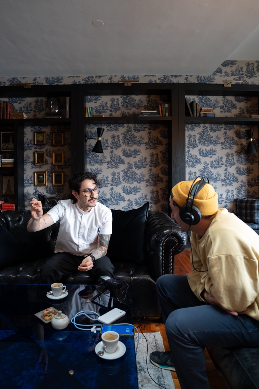Duván Ochoa y Nico Visne en conversación durante el podcast