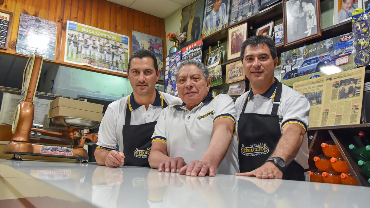 Claudio, Jorge y Horacio Hernández en el mostrador de Pizzería Horacito