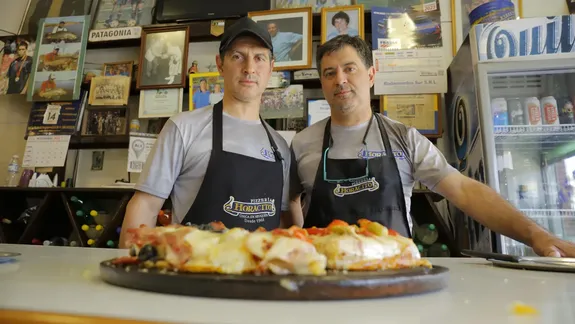 Claudio y Horacio Hernández con una pizza recién salida del horno