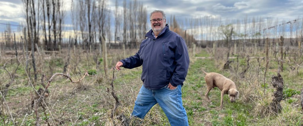 Marcelo Miras en su bodega, Río Negro