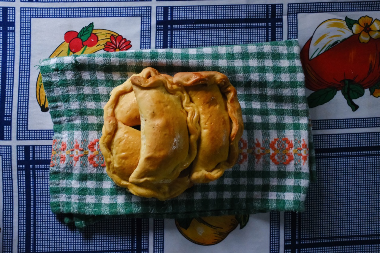 Empanadillas dulces sobre el mantel
