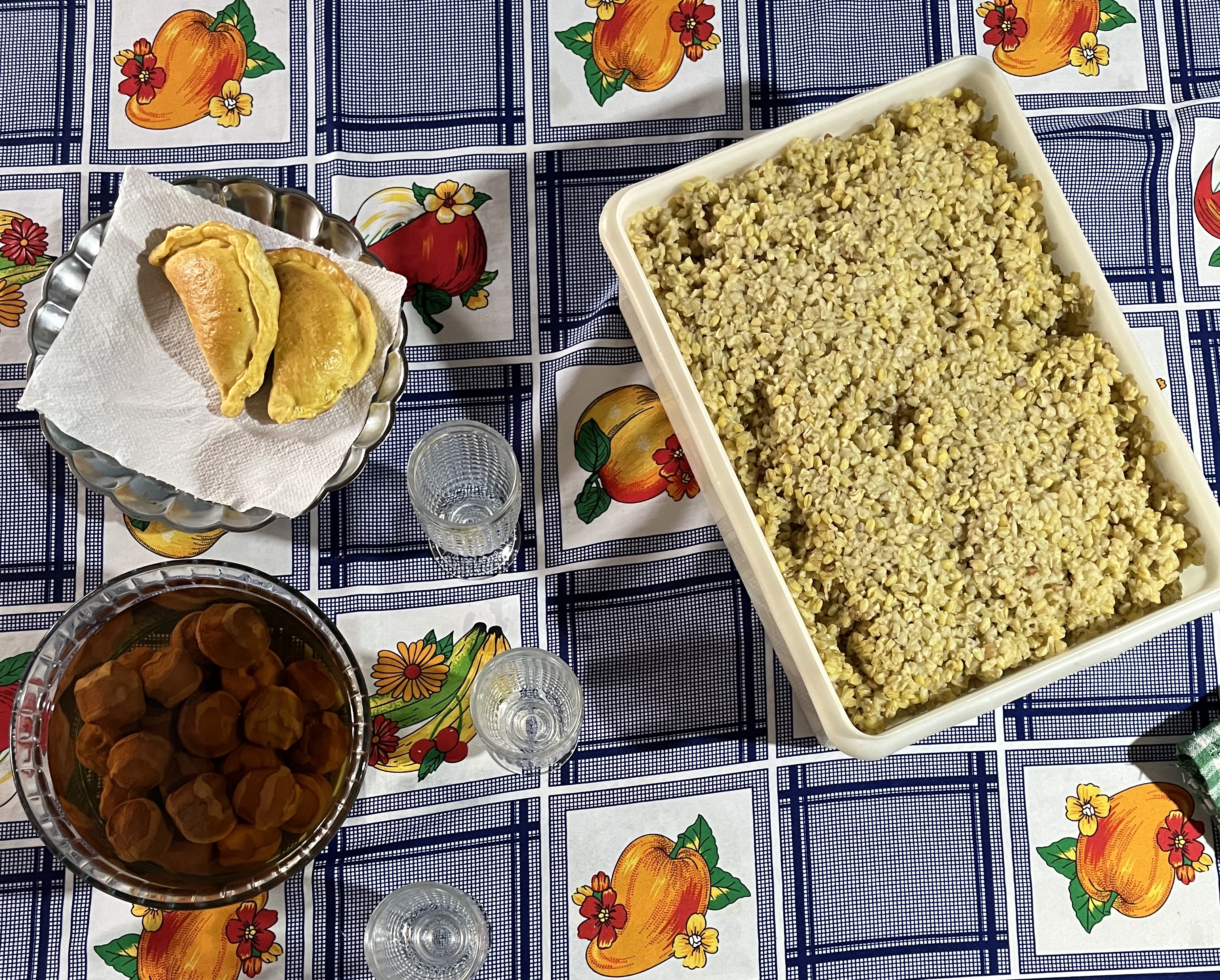 Mesa con mote, empanadillas y huesillos