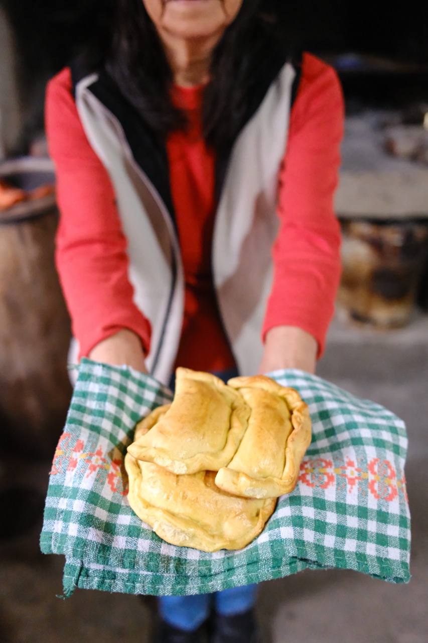 Teresa con las empanadillas recién salidas del fogón