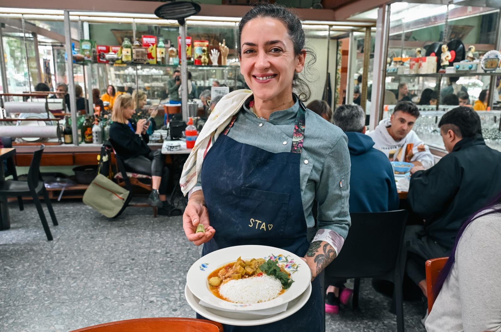 Jazmín Marturet con un plato del Santa Inés, en el salón del restaurante