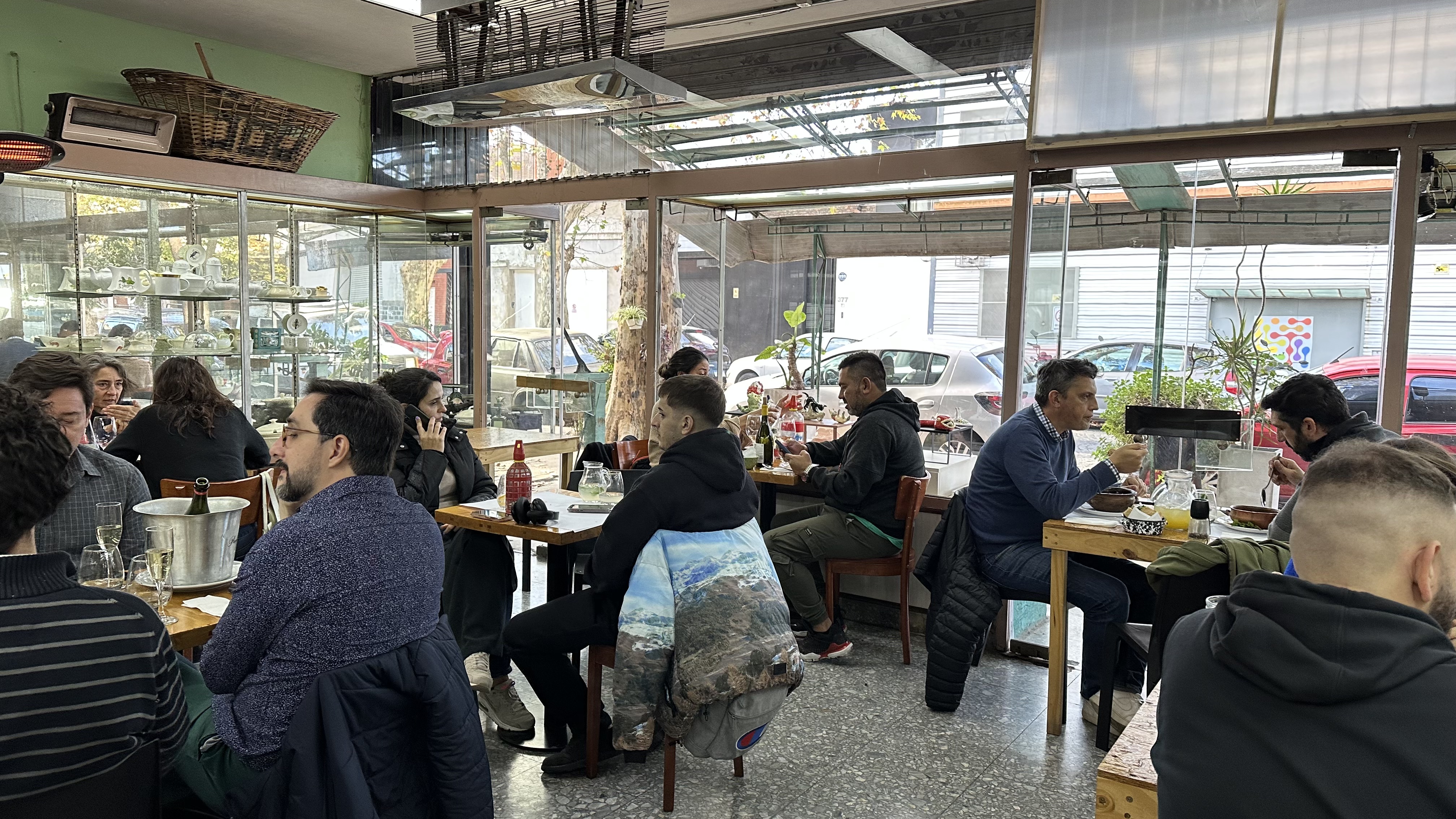 El salón del Santa Inés, instalado en una antigua panadería porteña de La Paternal.